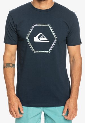 Navyblaues T-Shirt mit kurzen Ärmeln und grafischem Hexagon, das ein weißes Wellen-Logo zeigt, aus leichtem Baumwollmaterial gefertigt.