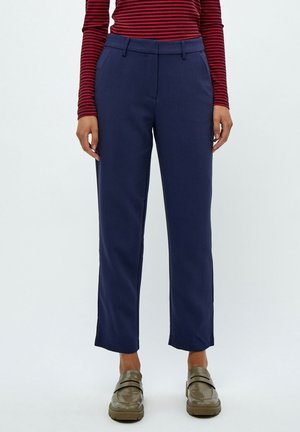 Pantalons taillés en marine avec une coupe droite, dotés d'une taille plate, de poches latérales et d'une texture de tissu lisse.