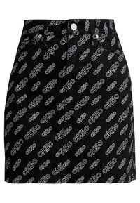 Svart denimkjol med ett heltäckande vitt "CK50" logotryck, femficksdesign och metallknapplåsning.