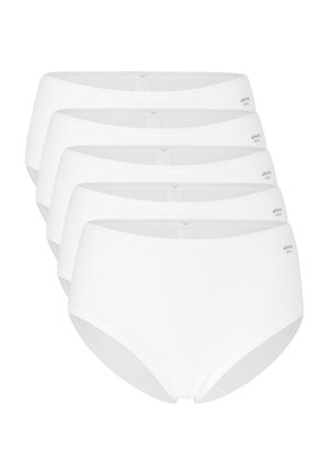 Pięć par prostych białych damskich majtek z wysokim stanem ułożonych w lekkim układzie diagonalnym na białym tle.