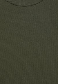 Olivgrüner gerippter Stoff mit einer weichen Textur und einem runden Ausschnitt, der vertikale Linien aufweist, die ein dezentes Muster erzeugen.