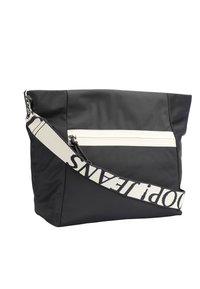 Borsa tote nera in nylon con una tasca con zip bianca diagonale, dotata di una larga tracolla a motivo con testo nero. Texture liscia, forma strutturata.