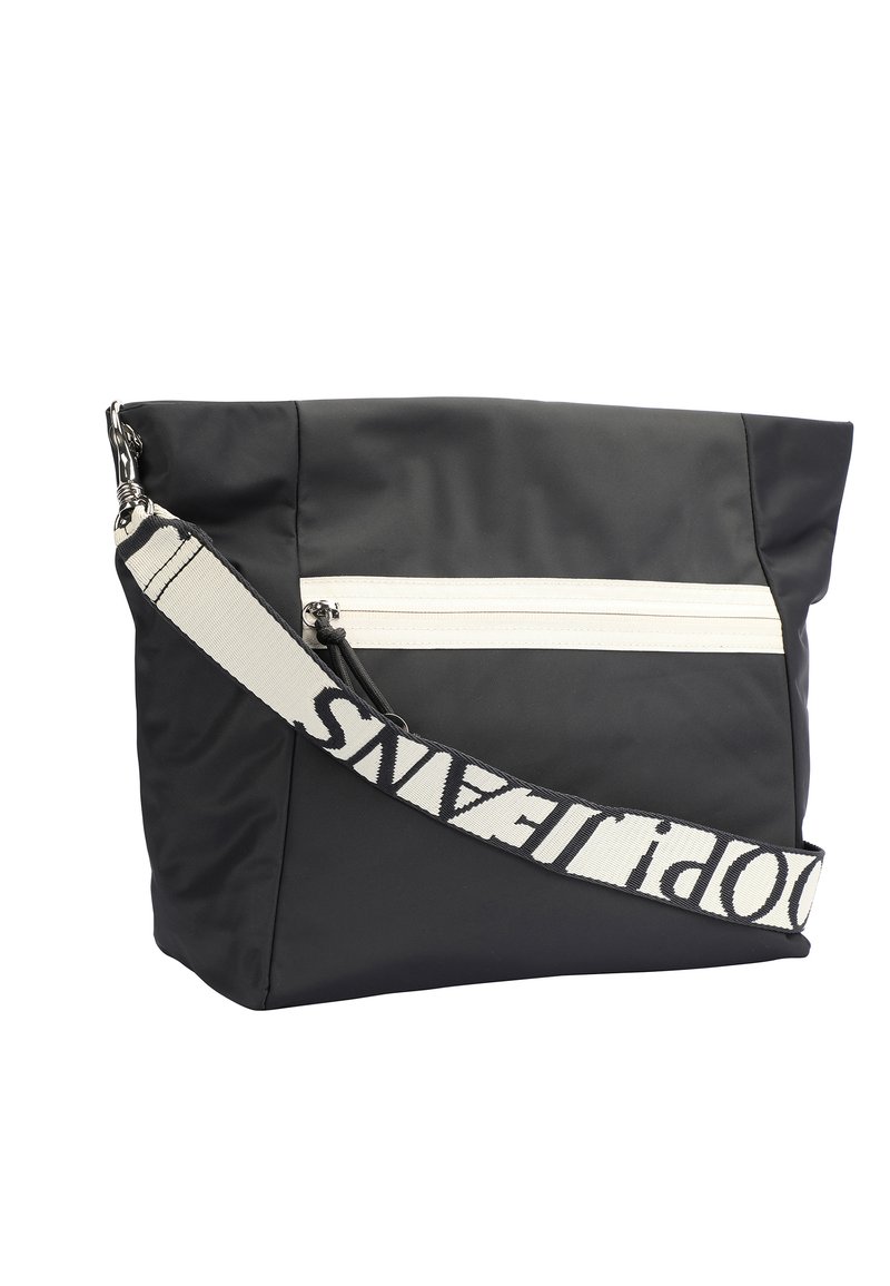 Schwarze Nylon-Tragetasche mit einer diagonalen weißen Reißverschlusstasche, ausgestattet mit einem breiten gemusterten Tragegurt mit schwarzem Text. Glatte Textur, strukturierte Form.