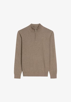 Brązowy sweter dzianinowy z suwakiem o długości jednej czwartej, prążkowanym kołnierzem i mankietami, z małym wyszywanym logo na lewej piersi.