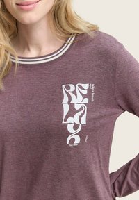 Bordeaux langetermijnshirt met een gestreepte ronde hals. Heeft een grafisch ontwerp in witte tekst met de tekst "RELAX," met een gladde, zachte textuur.
