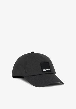 Șapcă de baseball neagră cu textură, cu bor curbat, având o mică etichetă pătrată pe față, pe care este inscripționat "KARL LAGERFELD JEANS".