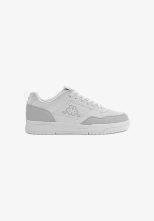 Hvide sneakers med glatte og ruskindsteksturer, der har perforeret design, flade snørebånd og en logo-detail på siden. Gummisål.