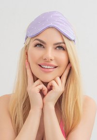 Mascherina per gli occhi in satin viola con piccole strass, forma sagomata e texture morbida. Fascia elastica per una vestibilità sicura durante l'uso.