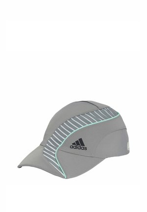 Grå Adidas sportskasket med buet skygge, stribet reflekspanel og mintgrøn kant på siden, designet til udendørs aktiviteter.