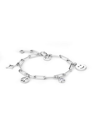 Bracelet chaîne en argent avec cinq breloques, comprenant un visage souriant, un signe de paix, une étoile, un cercle avec croix et une pierre précieuse claire.