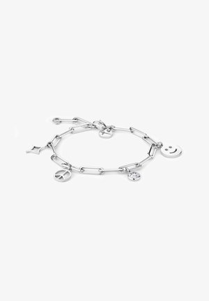Bracelet chaîne en argent avec cinq breloques, comprenant un visage souriant, un signe de paix, une étoile, un cercle avec croix et une pierre précieuse claire.