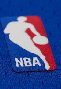 NBA-logo patch op blauwe stof, met een witte silhouet van een speler en rode en blauwe accenten, met een gestructureerd stikdetail.