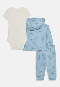 Helles blaues Hoodie mit Tierdruck, cremefarbenem Kurzarm-Bodysuit und passenden Hosen. Weicher, Baumwollstoff mit lockerer Passform.