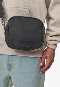 LOGO PATCH SHOULDER STRAP BAG UNISEX - Sac bandoulière - anthracite