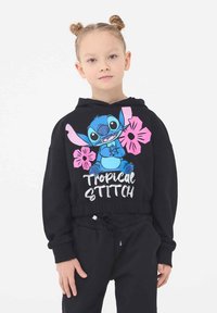 Felpa nera con un grafico di un personaggio blu e fiori rosa. Presenta un cordino in vita e polsini elasticizzati. Il materiale sembra morbido e comodo.