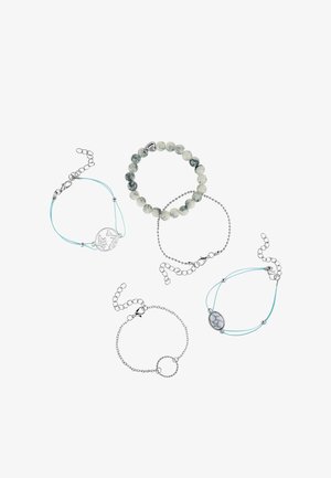 Fünf Armbänder: eines mit grauen Perlen, eines mit einem runden silbernen Anhänger an einem blauen Band und drei Kettenarmbänder mit unterschiedlichen silbernen Gliedern und Akzenten.