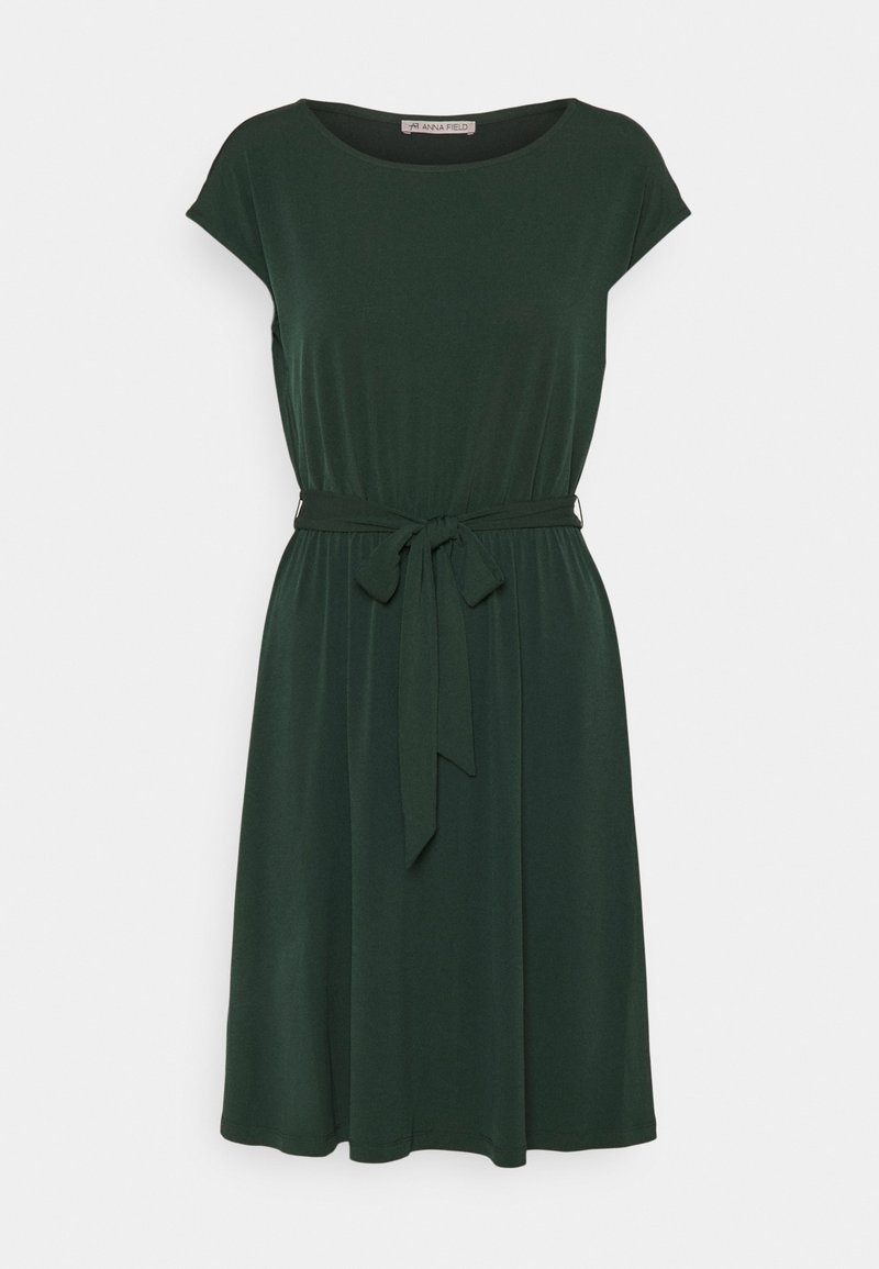 Robe vert foncé longueur genou avec manches courtes, col rond et ceinture en tissu nouée à la taille.