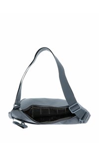 Bolsa de hombro de nylon gris con correa ajustable, cierre con cremallera, exterior texturizado y múltiples bolsillos interiores para organización.