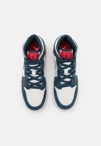 Jordan AIR JORDAN 1 MID SE UNISEX - Basketsko - armory navy/metallic gold/pale ivory/sport red/black