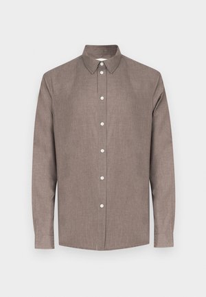 Pruun kangast valmistatud nööbitav särk. Omab klassikalist kraega, pikki varrukaid ja kuut valget nööpi ees.