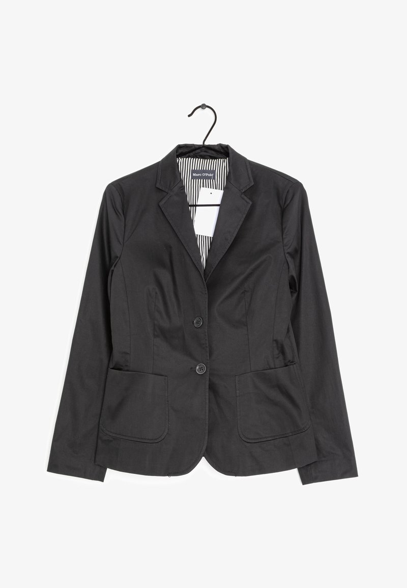 Černé přiléhavé sako se dvěma knoflíky, dvěma předními kapsami, klopovými límci a pruhovanou podšívkou, visící na černém ramínku.