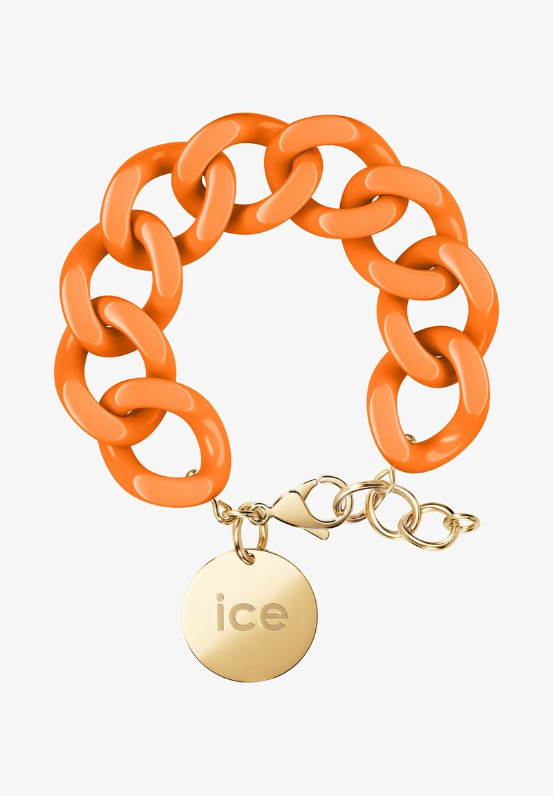 Pulsera de cadena de plástico naranja con eslabones brillantes y un cierre en tono dorado. Presenta un charm redondo en dorado grabado con la palabra "ice".