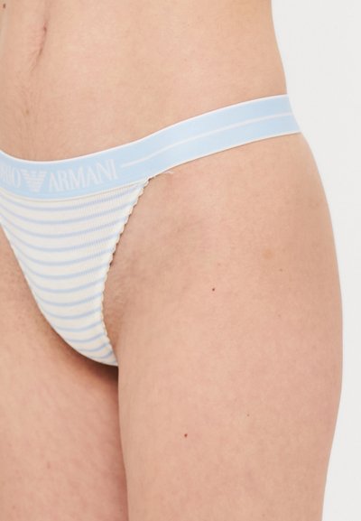 Gaiši zili un balti svītru tanga apakšveļa ar mīkstu elastīgu jostu, kurā redzams izcils logotips "Armani".
