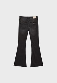 Črne denim flare hlače z srednjim pasom, dvema zadnjima žepoma in podrobnostmi iz srebrnega kovinskega materiala. Gladka tekstura z rahlo raztegljivostjo.