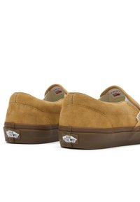 Vans CLASSIC SLIP-ON UNISEX - Belebújós cipők - pig suede gum antelope