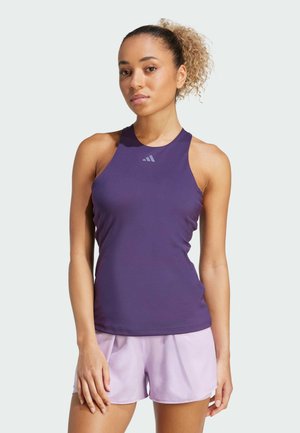 Lila ärmelloses Sportoberteil mit rundem Ausschnitt und grauem Logo, kombiniert mit helllila Laufshorts, glatte Textur, enganliegendes Design.
