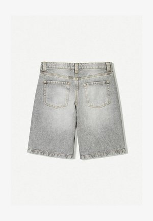 Szare dżinsowe szorty z postrzępionym dołem, wyposażone w dwie tylne kieszenie i wyblakłe wykończenie. Wykonane z materiału o średniej wadze.