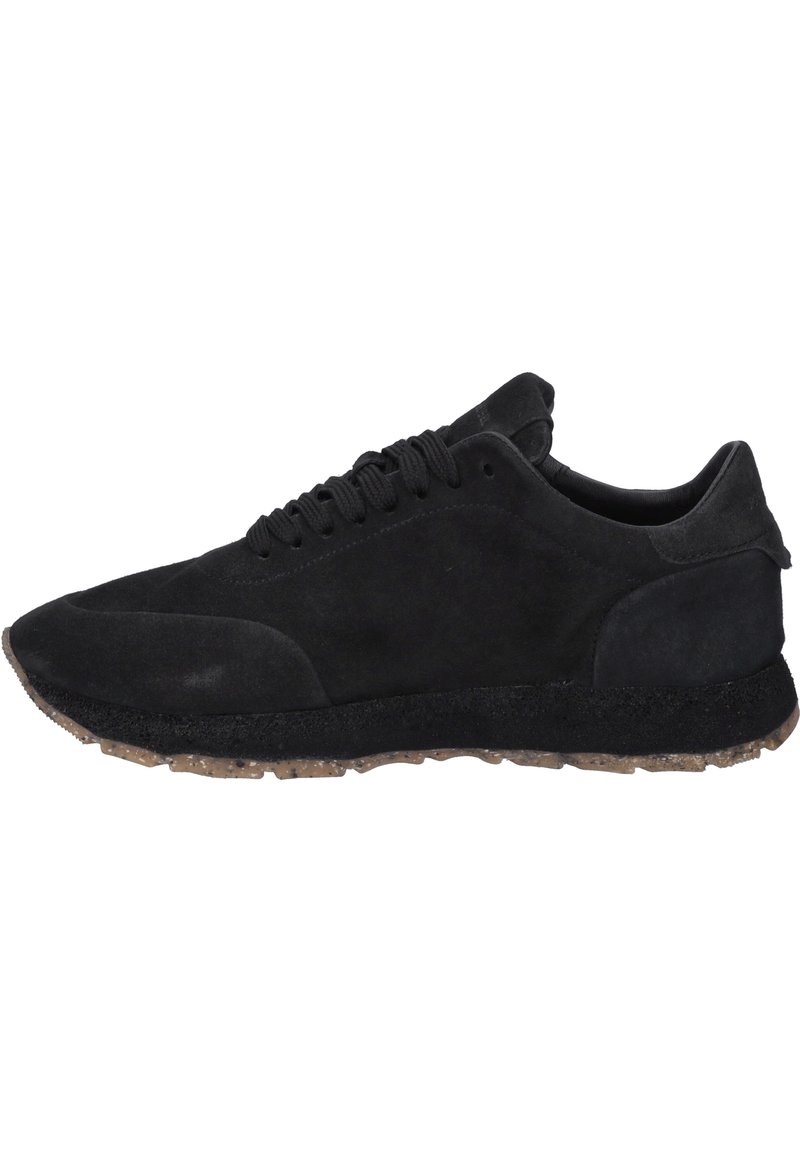 Schwarze Wildledersneaker mit einem eleganten Design, strukturiertem Obermaterial und einer kontrastierenden dunklen Gummisohle mit einem gesprenkelten Muster.