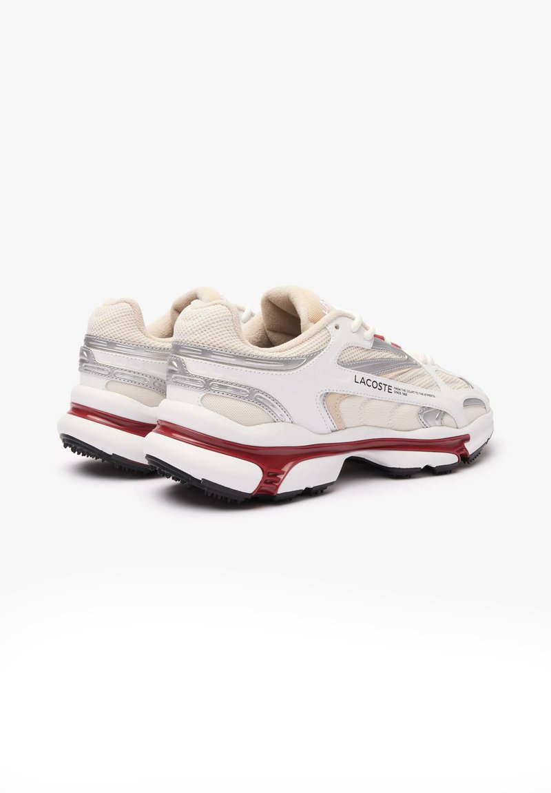 Sneakers Lacoste z beżową siateczkową cholewką, białymi skórzanymi akcentami, srebrnymi detalami, czerwoną podeszwą środkową i teksturowaną czarną gumową podeszwą.