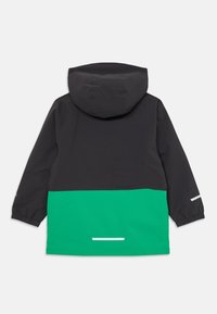 Veste à capuche noire et verte avec manches longues et bandes réfléchissantes dans le dos et aux poignets, vue de dos sur fond blanc.