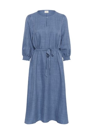 Blaues Chambray-Kleid mit langen Puffärmeln, elastischen Bündchen, rundem Ausschnitt und einem Bindegürtel in der Taille. Glatte Textur und knielanger Saum.