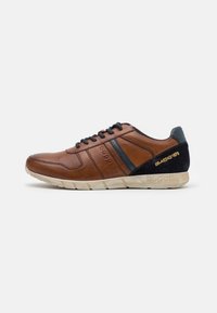 Sneaker in pelle marrone con accenti neri, superficie testurizzata, suola in gomma e dettagli cuciti. Presenta lacci blu e un marchio sul tallone.