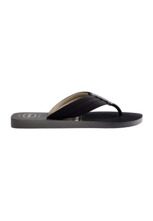 Schwarze Gummi-Flip-Flop-Sandale mit strukturierter Sohle und breiten, gepolsterten Riemen, die den Fuß überqueren, Seitenansicht.