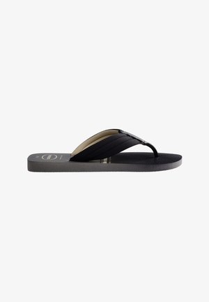 Schwarze Gummi-Flip-Flop-Sandale mit strukturierter Sohle und breiten, gepolsterten Riemen, die den Fuß überqueren, Seitenansicht.