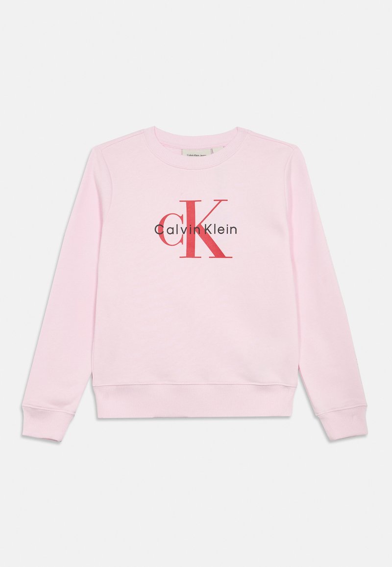 Sudadera rosa clara con cuello redondo y mangas largas. En la parte frontal muestra un logo en negro y rojo con el texto "Calvin Klein."