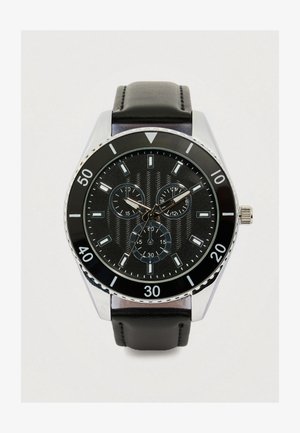 Schwarze Lederarmbanduhr mit rundem Gehäuse in Silber und Schwarz, strukturiertem schwarzem Zifferblatt, drei Hilfszifferblättern und markanten weißen Stundenmarkierungen.