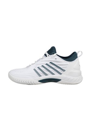 Baskets blanches avec des accents bleu marine, une tige texturée et un motif à rayures horizontales. Présente une semelle rembourrée et un système de laçage.