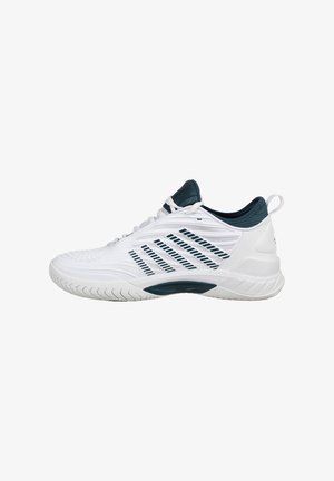 Baskets blanches avec des accents bleu marine, une tige texturée et un motif à rayures horizontales. Présente une semelle rembourrée et un système de laçage.