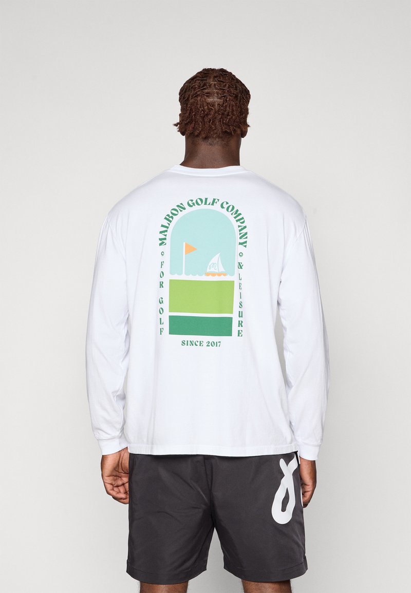 Maglietta a maniche lunghe bianca con una grafica colorata sul retro che presenta design verdi, blu e arancioni, etichettata "MALBON GOLF COMPANY."