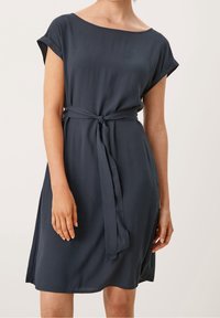 Mörkblå klänning med korta ärmar, en mjuk textur och ett knytbälte i midjan, med en lös passform och knä-lång fåll.