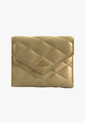 Beige gesteppte Lederbrieftasche mit Umschlagklappe und kleinem goldenem Krokodil-Logo in der Mitte vorne.