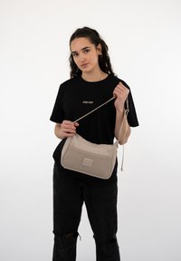 Johnny Urban MADDY - Kabelka - sand