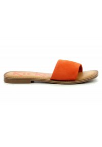 Orange ruskinds slide sandal med bred overrem, flad sål og dekorativ stikning langs kanten. Letvægtsdesign for nem anvendelse.