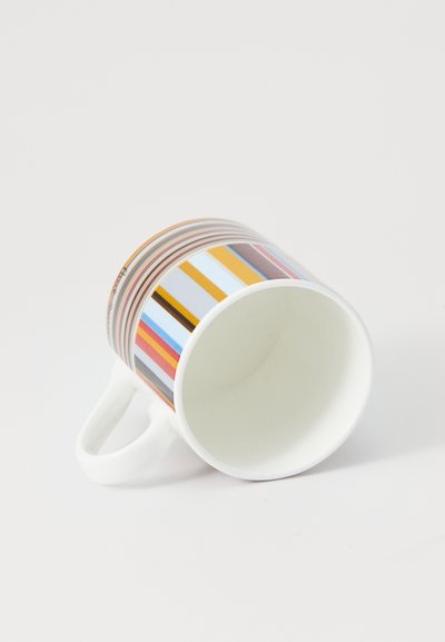 Caneca de cerâmica branca com listras horizontais multicoloridas em azul, laranja, rosa e marrom; forma arredondada e um punho curvado.