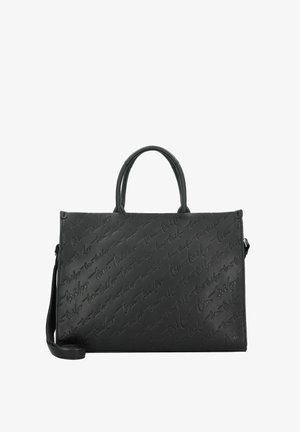 Bolso de mano de cuero negro con diseño de logotipo en relieve. Presenta asas dobles y una correa para el hombro ajustable. Textura suave y forma rectangular.