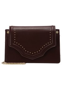 Bordeauxfarvet lædertaske til at bære over skulderen med guldnitter, kæderem og en klaplukning med en dekorativ bølget kant.